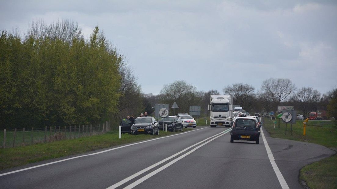 Twee auto's botsen op elkaar op N36 bij Mariënberg