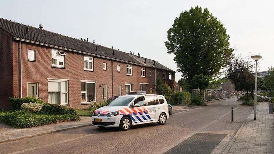 Politie bij woning aan Julianastraat in Haaksbergen