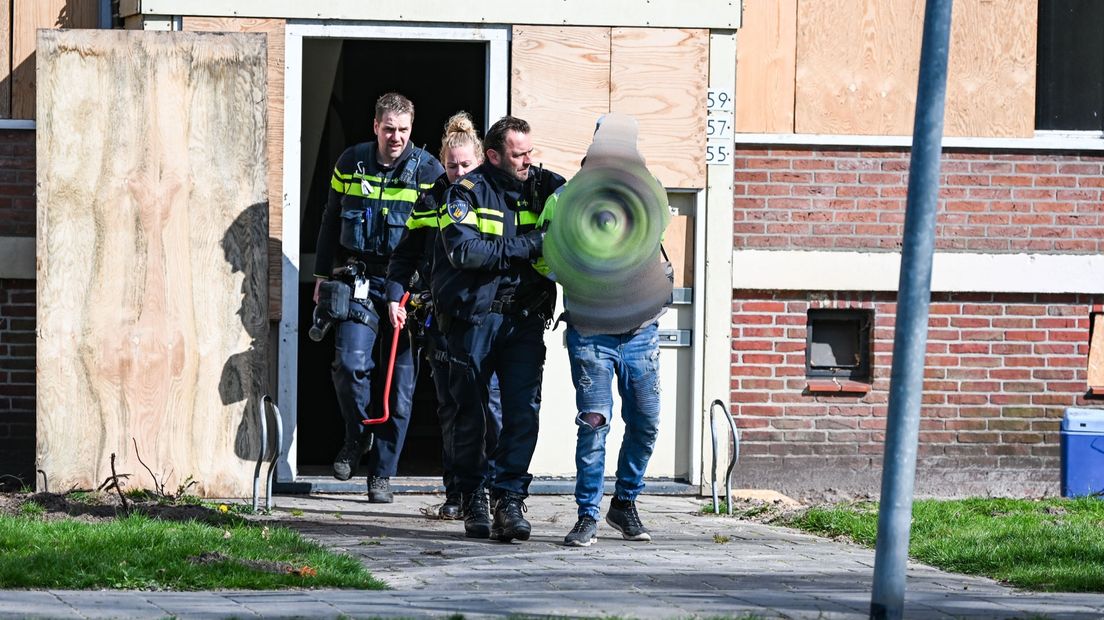 De politie met de arrestant
