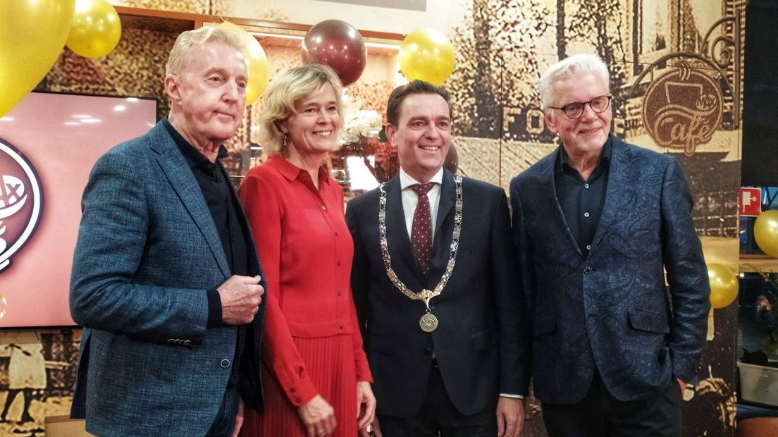 André van Duin, wethouder Ingeborg ter Laak, burgemeester Michel Bezuijen en Jan Slagter van Omroep MAX bij de opening
