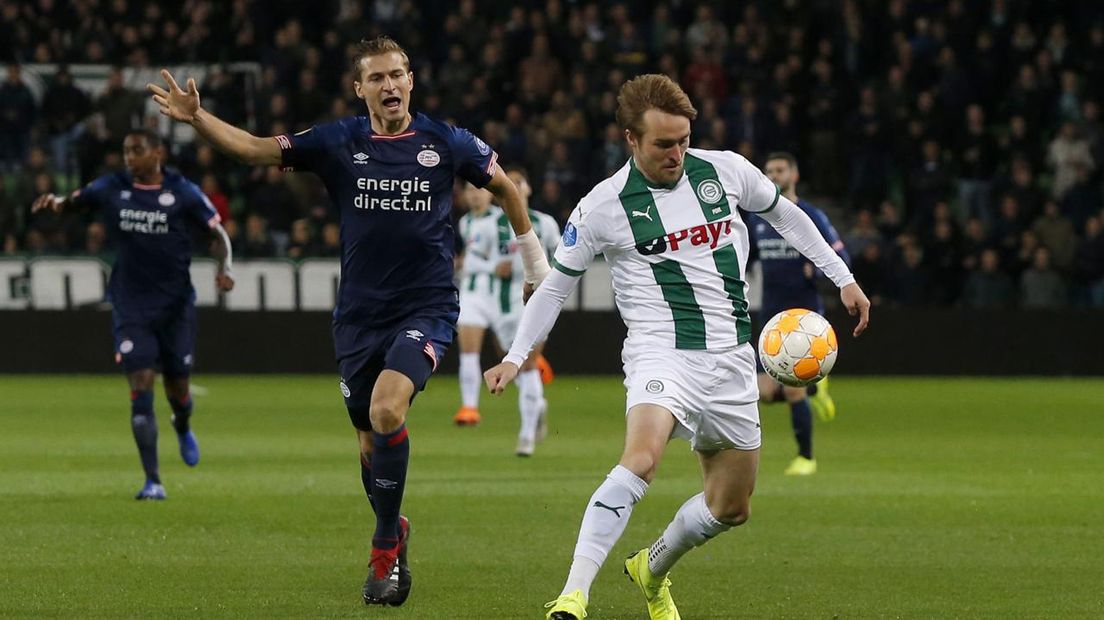 Jannik Pohl in duel met Daniel Schwaab