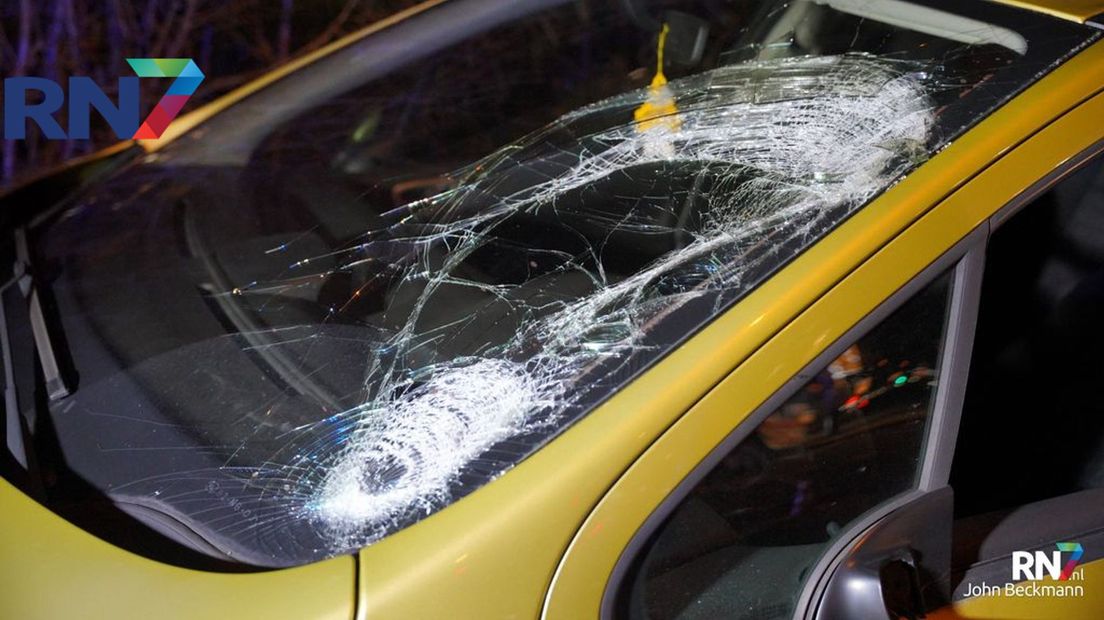 De Peugeot, met duidelijke sporen van de aanrijding