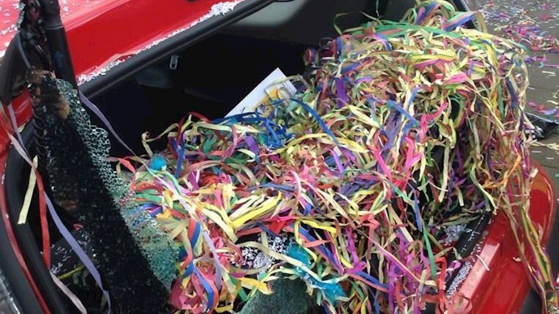 Auto met kapotte ruit en vol confetti