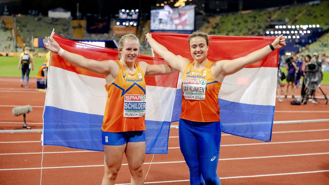 Bronzen Jorinde van Klinken (r) viert een feestje met gouden Jessica Schilder