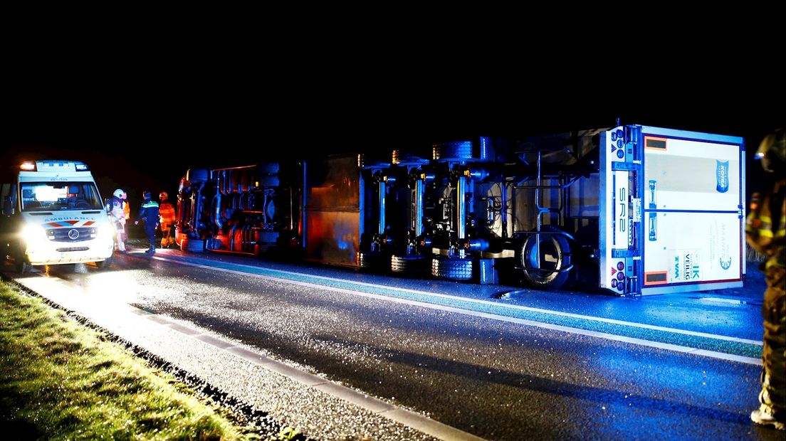 Vrachtwagen gekanteld op de A50 ter hoogte van Kampen