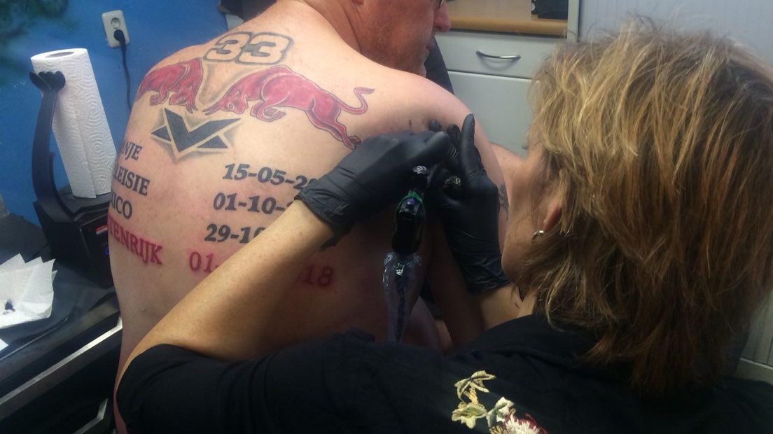 Dennis Lok zit klaar voor de speciale tatoeage (Rechten: RTV Drenthe/Robert Jansema)