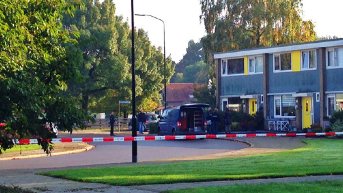 Twee mannen hebben woensdagochtend een gewapende overval gepleegd op een woning aan de Aristotelesstraat in Apeldoorn.