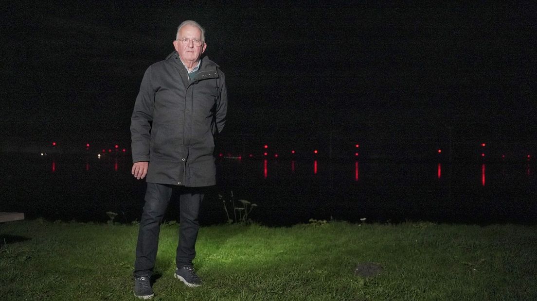 Raadslid Henk Bos ergert zich aan de rode lichten in Zeewolde die ook in Bunschoten goed te zien zijn.
