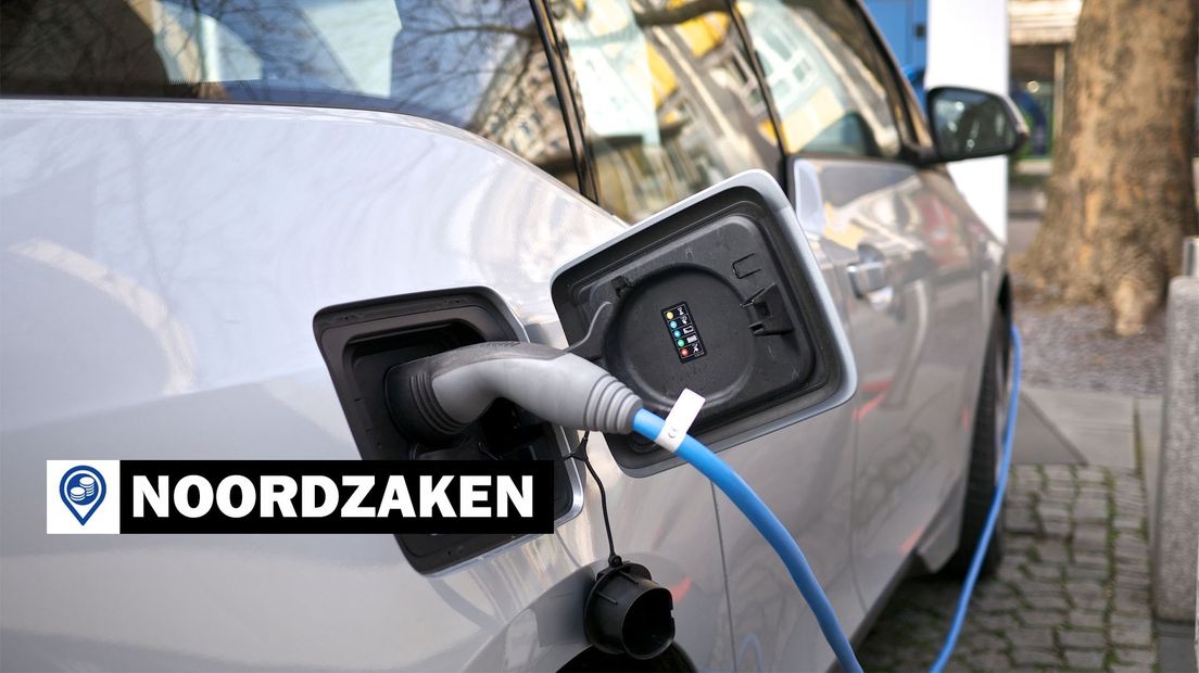Een elektrische auto aan de oplader