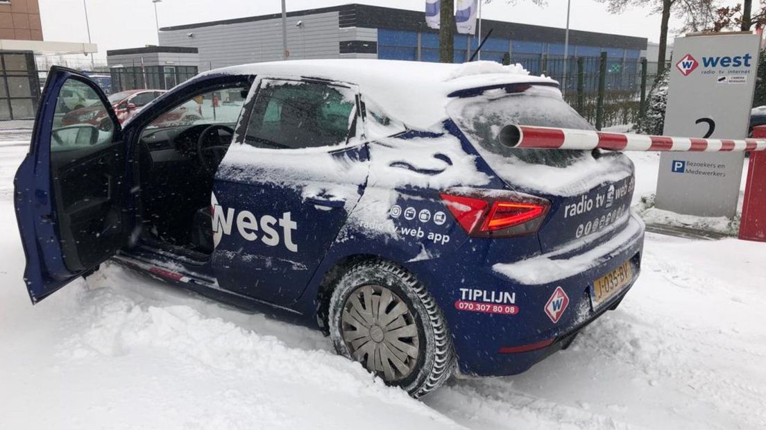 De auto van Omroep West in de sneeuw