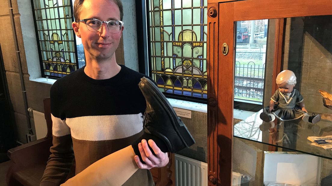 Conservator Tuur Verdonck met een in de trein achtergelaten kunstbeen.
