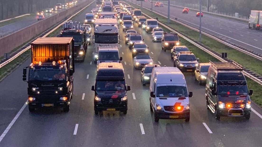 Bouwondernemers blokkeren snelweg A12.