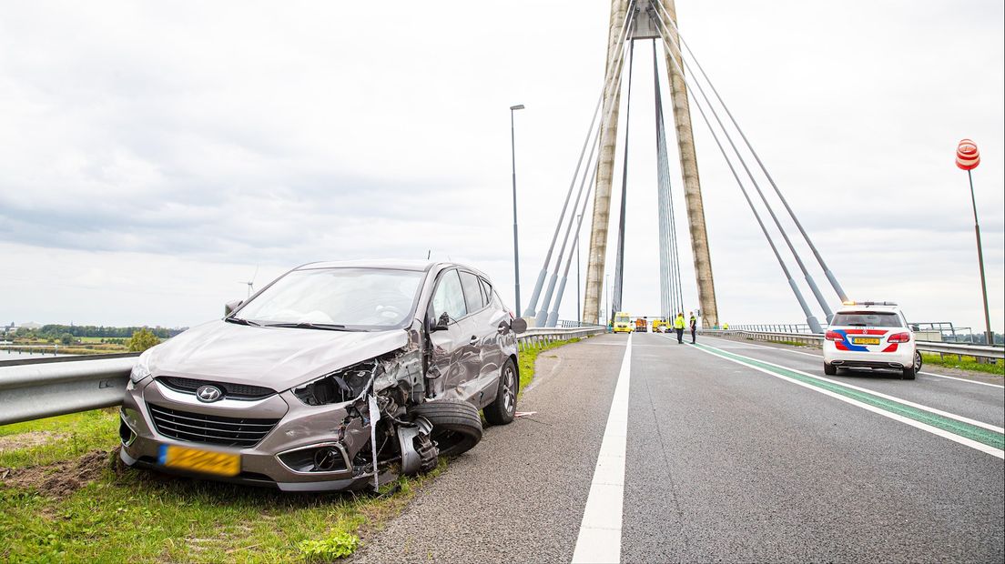 N50 dicht na botsing tussen twee auto's op Eilandbrug in Kampen