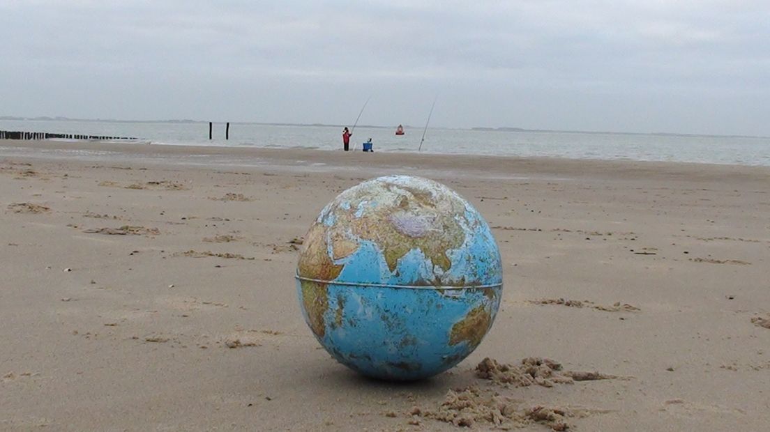Wereldbol op het Zeeuwse strand
