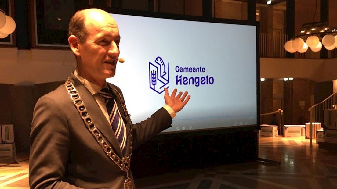 Burgemeester Schelberg presenteert het nieuwe gemeentewapen van Hengelo