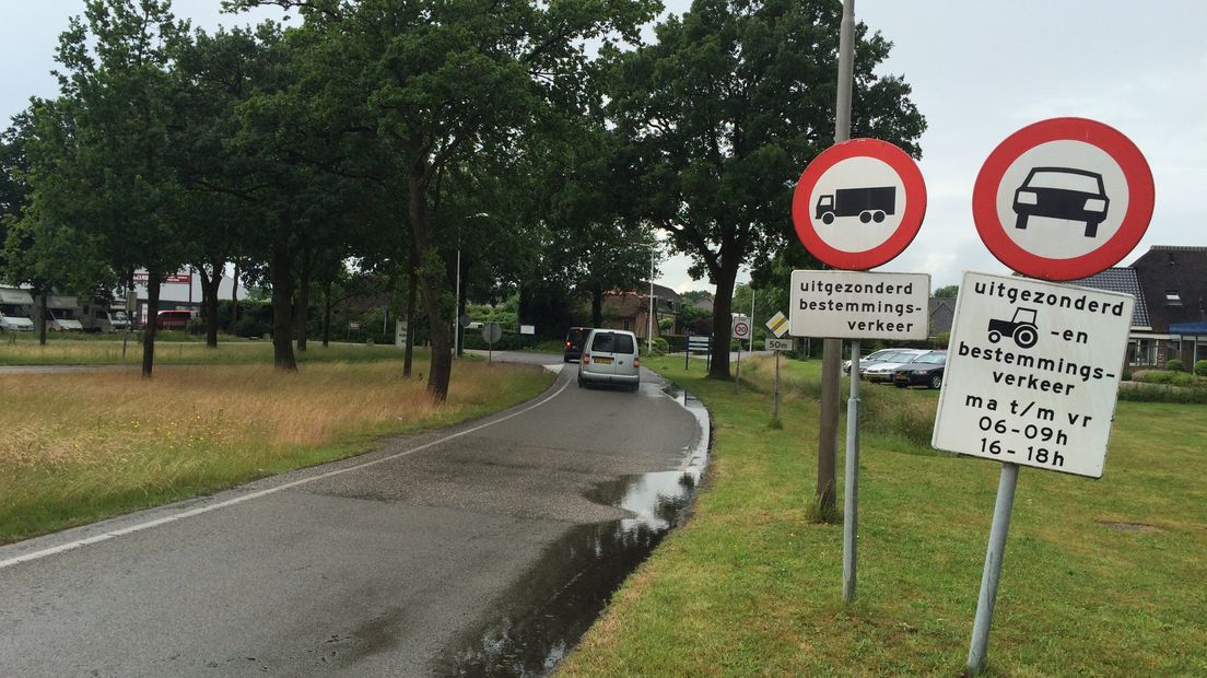 Ondanks de verbodsborden rijdt er veel verkeer dagelijks door Rogat (Rechten: RTV Drenthe/Jeppe Oostenga)