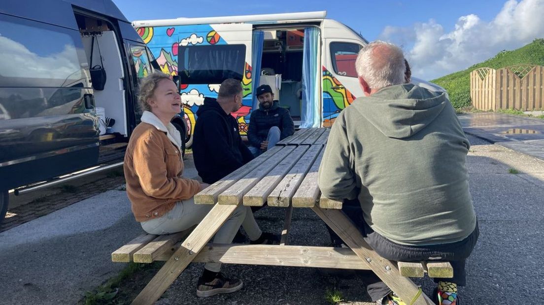 Camperbewoners ontmoeten elkaar in Leimuiden: 'Iedereen heeft dezelfde levensstijl' - Omroep West