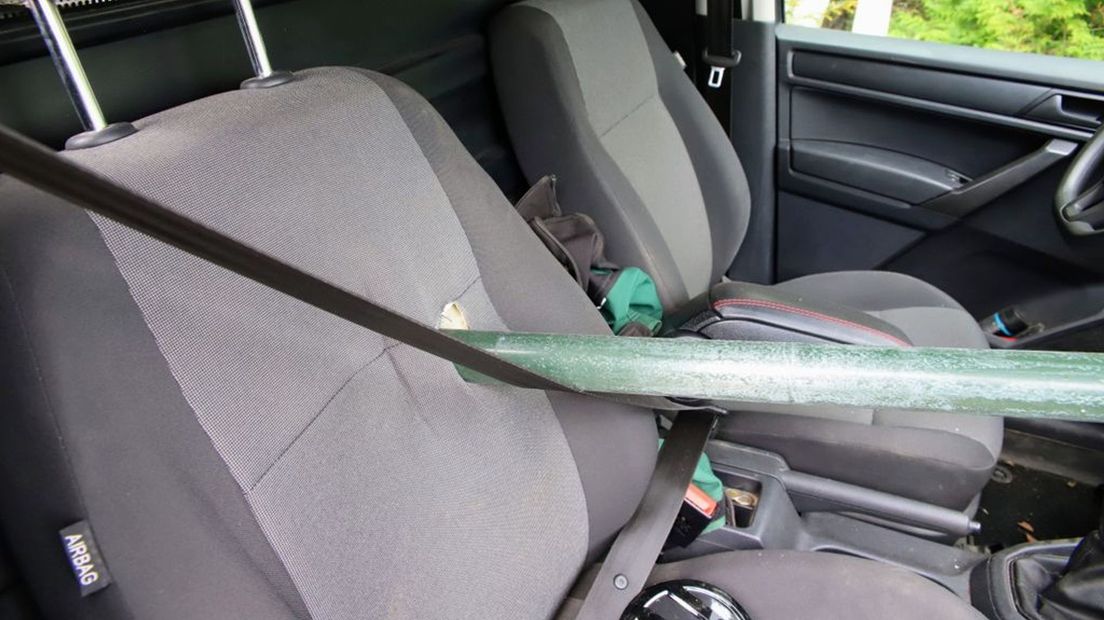 IJzeren buis doorboort auto van Gert Jan (18): 'Gelukkig zat er niemand  naast me' - Omroep Gelderland