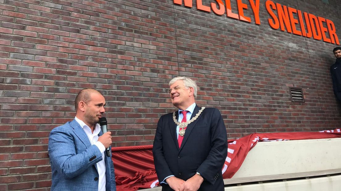 Jan van Zanen glundert tijdens de speech van Wesley Sneijder.