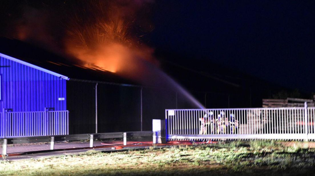 Er woedde een grote schuurbrand in Wanneperveen (Rechten: De Vries Media)