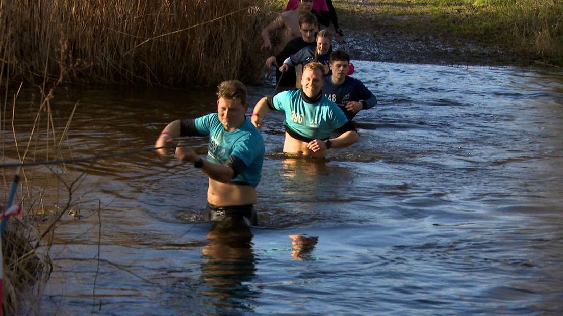 De deelnemers moesten onder meer door het water heen waden