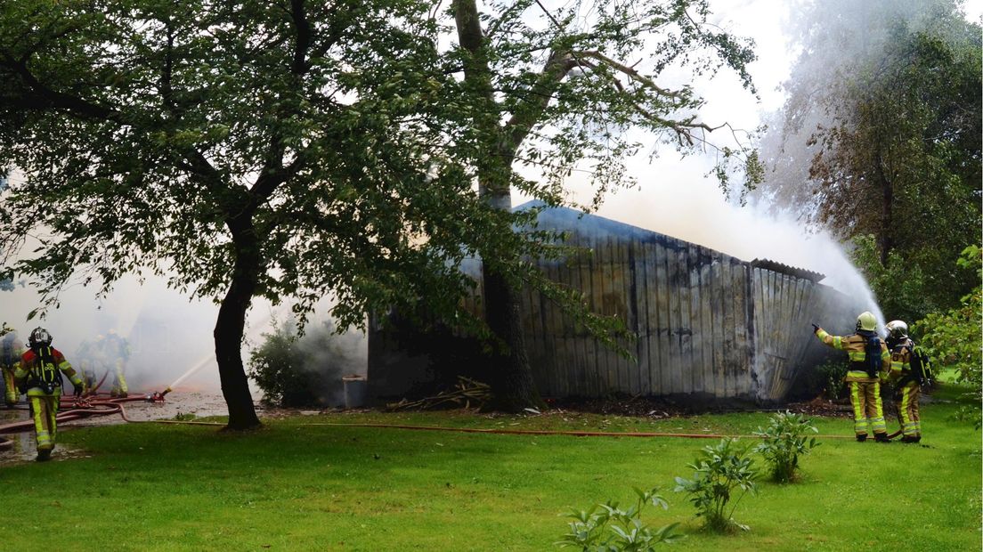 Uitslaande brand in schuur buitengebied Heeten