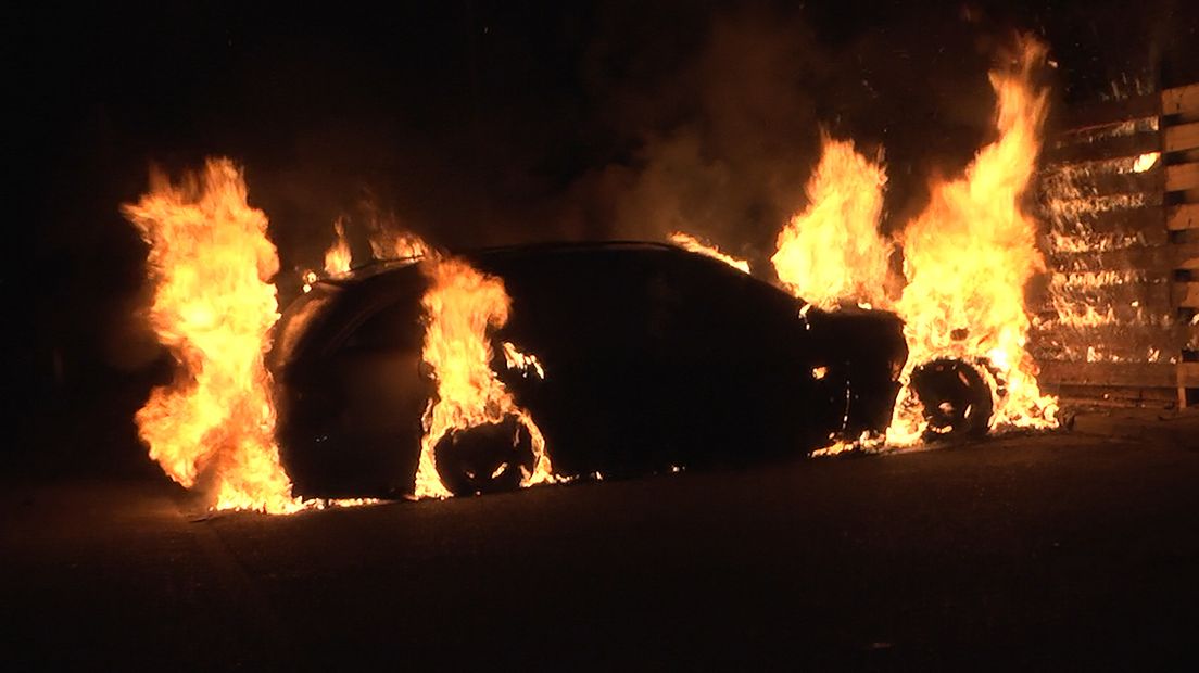 De auto ging volledig in vlammen op