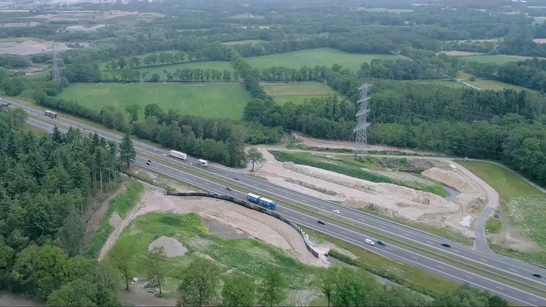 Het ecoduct over de A35 bij Enschede in aanbouw