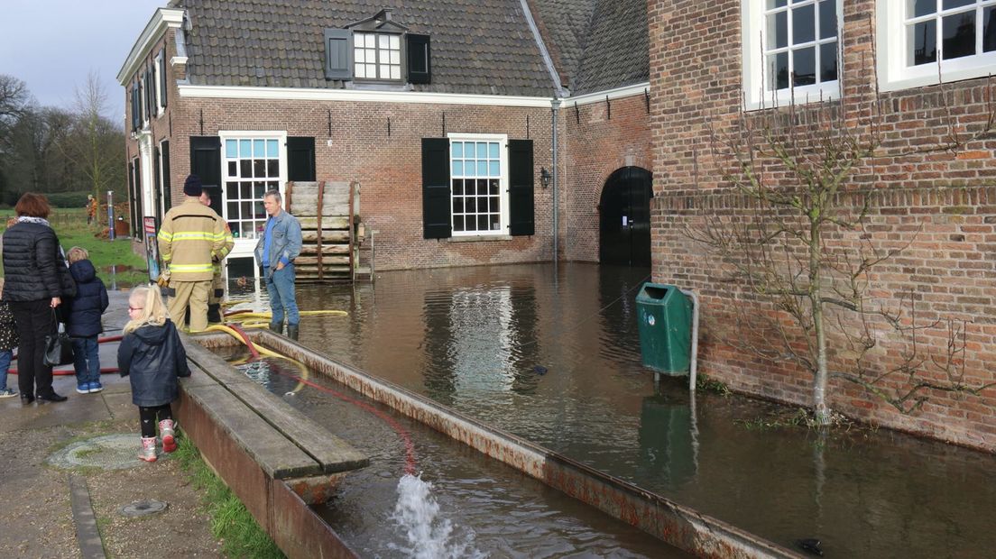 Het Nationaal Watermuseum in Arnhem heeft te kampen met wateroverlast. Oorzaak is een gesprongen drinkwaterleiding.
