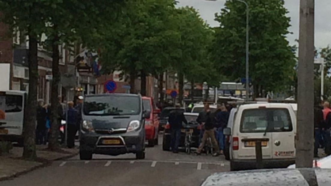 Feestende Ajax supporters steken vuurwerk af bij afgehuurd caf; alles blijft rustig