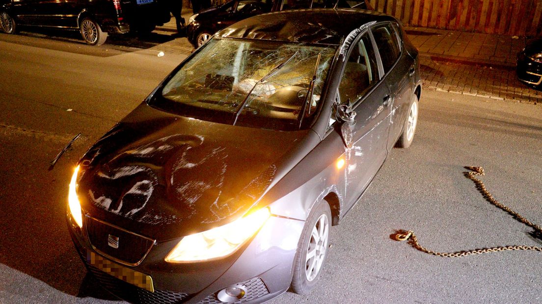 De auto is flink beschadigd.