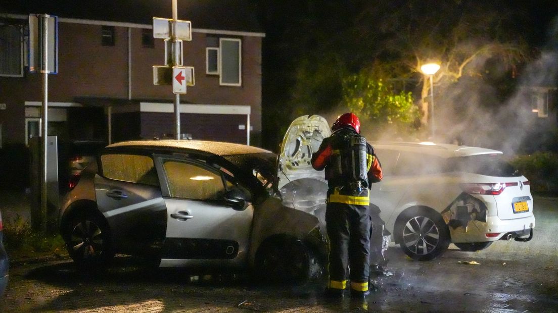 De brandweer heeft de auto geblust