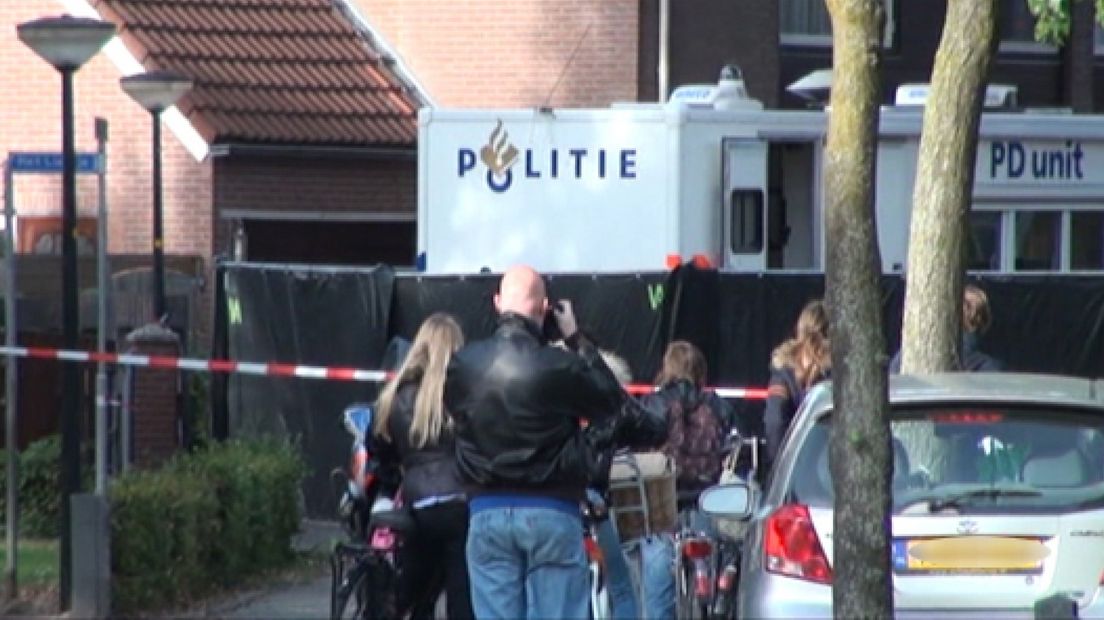 De moeder van de twee kinderen die woensdag dood zijn gevonden in hun huis in Apeldoorn, blijft nog zeker twee weken vastzitten.