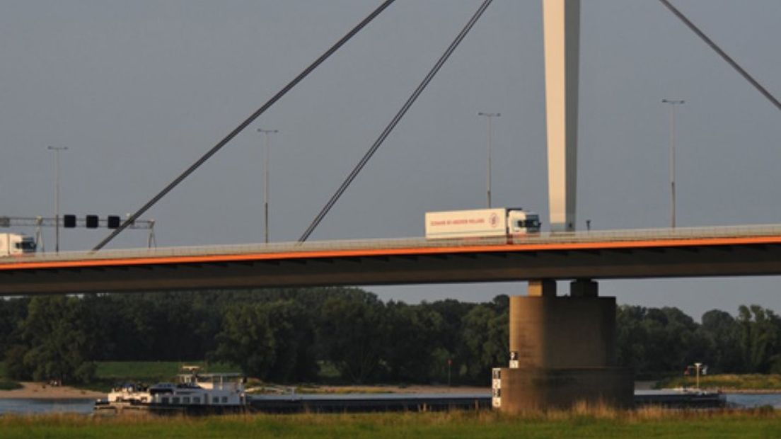 Er rijdt dinsdagavond weer verkeer over de oude Waalbrug bij Ewijk. De omvangrijke werkzaamheden begonnen nadat in mei 2013 de nieuwe brug werd geopend.