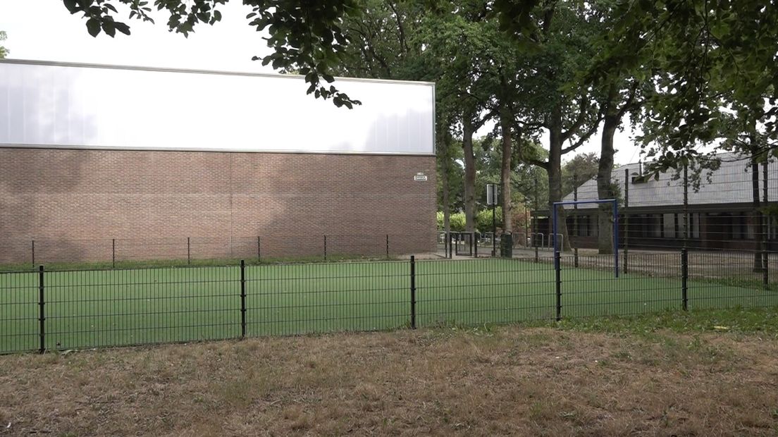 Op het veldje bij de Dennenkamp in Oosterbeek mogen kinderen na 21.00 uur niet meer voetballen. Ze maken volgens sommige omwonenden te veel lawaai. Wordt er toch gevoetbald, volgt een forse geldboete.