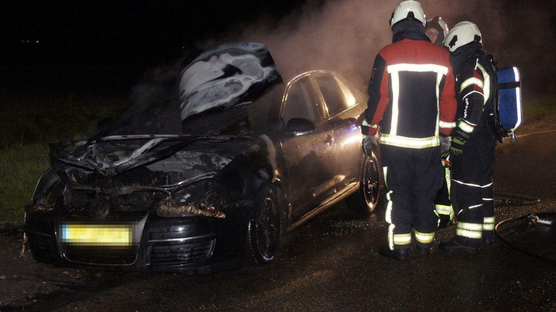 Het vuur ontstond onder de motorkap (Rechten: Van Oost Media)