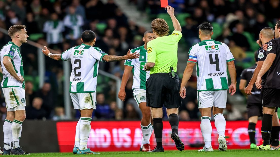 Radinio Balker krijgt de rode kaart gepresenteerd