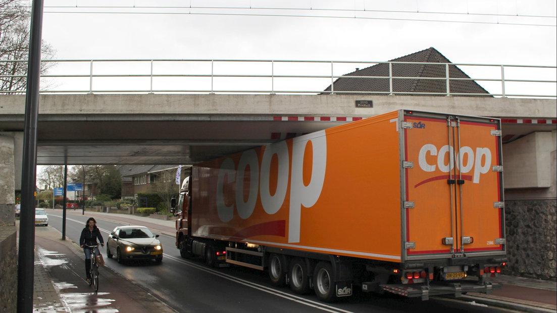 Vrachtwagen vast aan Enschedesestraat Hengelo