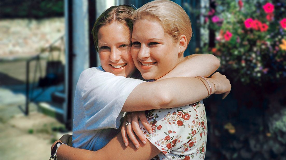 Nadia (rechts) met zus Lucinda in 2001