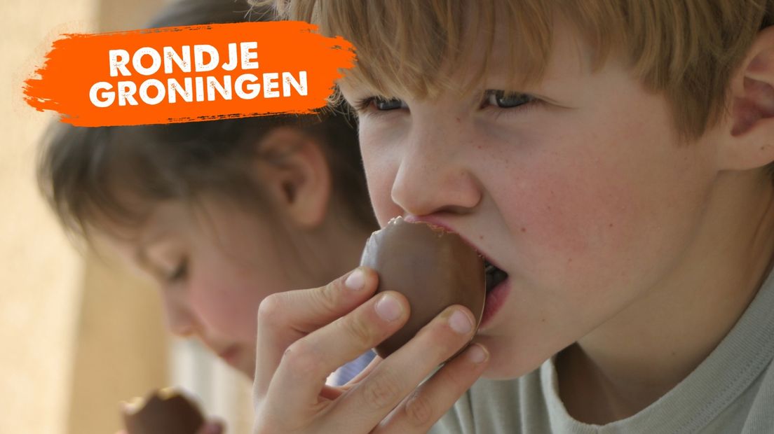 Een jongetje eet een verrassings-ei