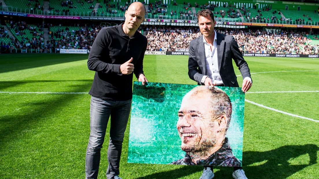 Danny Buijs (l) tijdens zijn afscheid als trainer van FC Groningen met Mark-Jan Fledderus naast zich