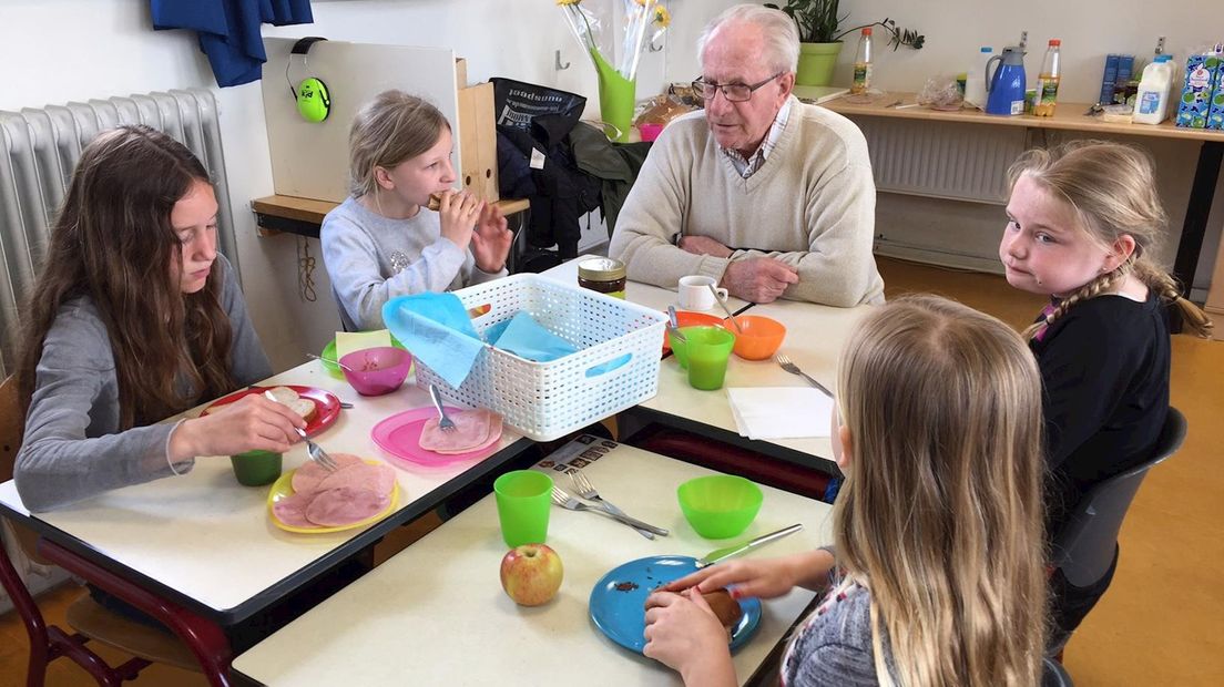 Lunchen en praten over vrijheid in Olst