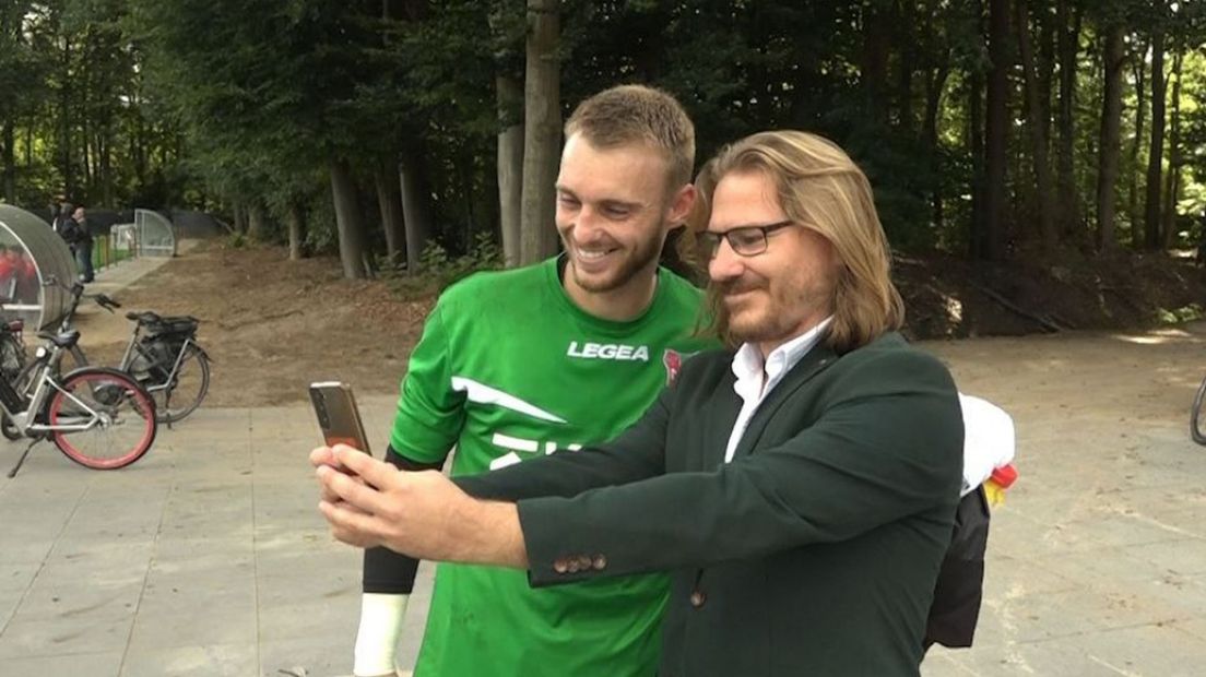 Dirk Lotgerink maakt een selfie met Jasper Cillessen.