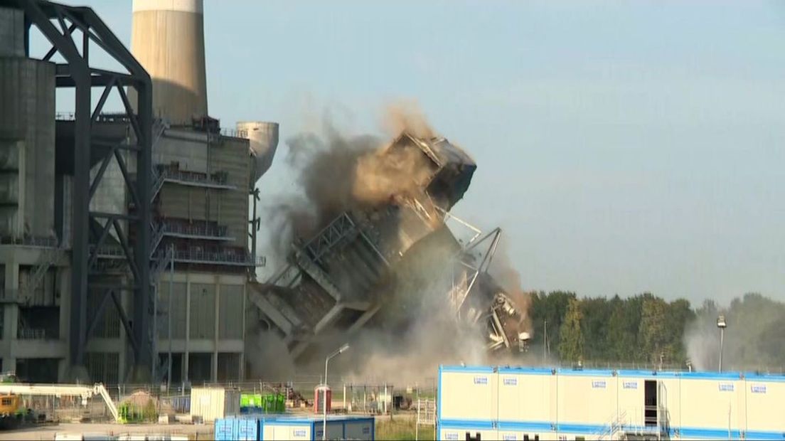 De kolencentrale in Nijmegen wordt tot ontploffing gebracht.