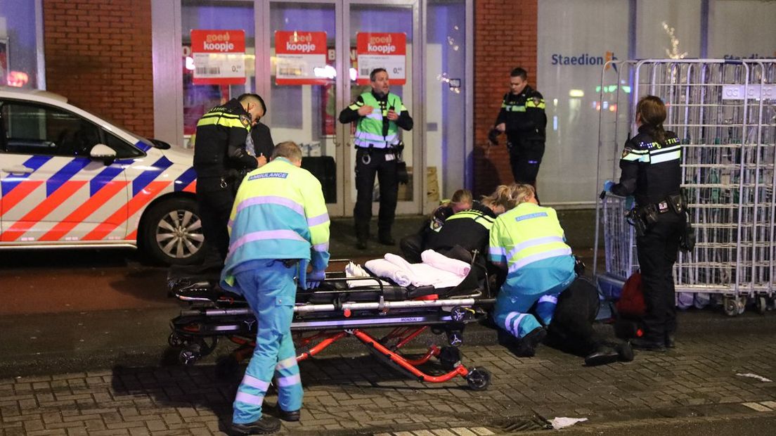 Hulpdiensten bij neergestoken man op Goeverneurlaan