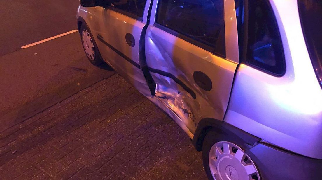 Twee auto's botsen op elkaar in Almelo