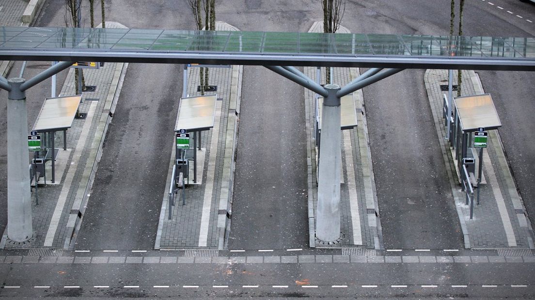 Verlaten busstation Alphen aan den Rijn op stakingsdag