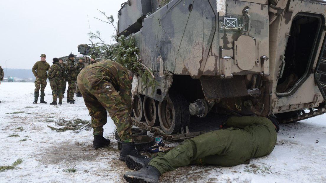 Militairen werken soms in de vrieskou zoals hier in Polen (Rechten: archief RTV Drenthe)