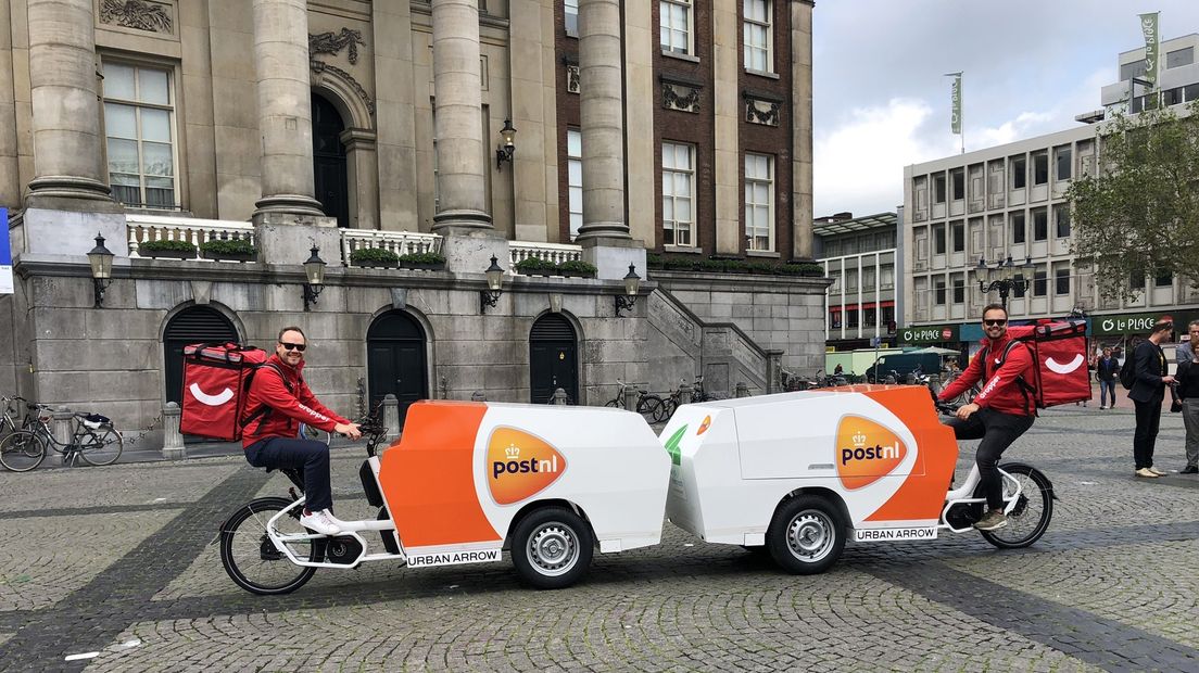 PostNL bezorgt pakketten in hartje Stad met elektrische bakfiets - RTV Noord