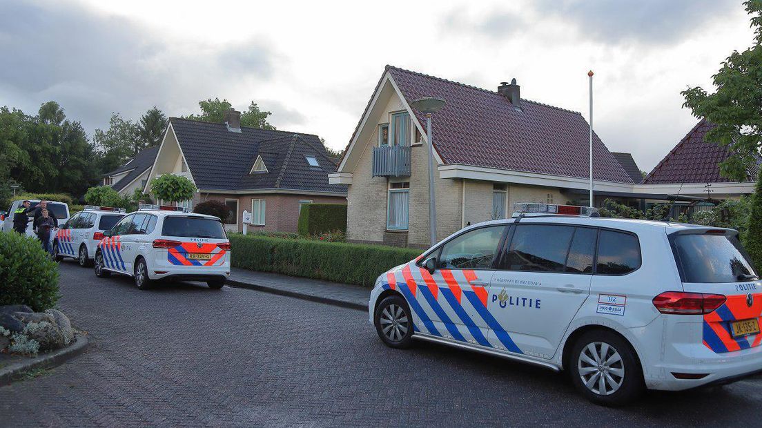 Politieauto's voor de woning van de slachtoffers (Rechten: Van Oost Media)
